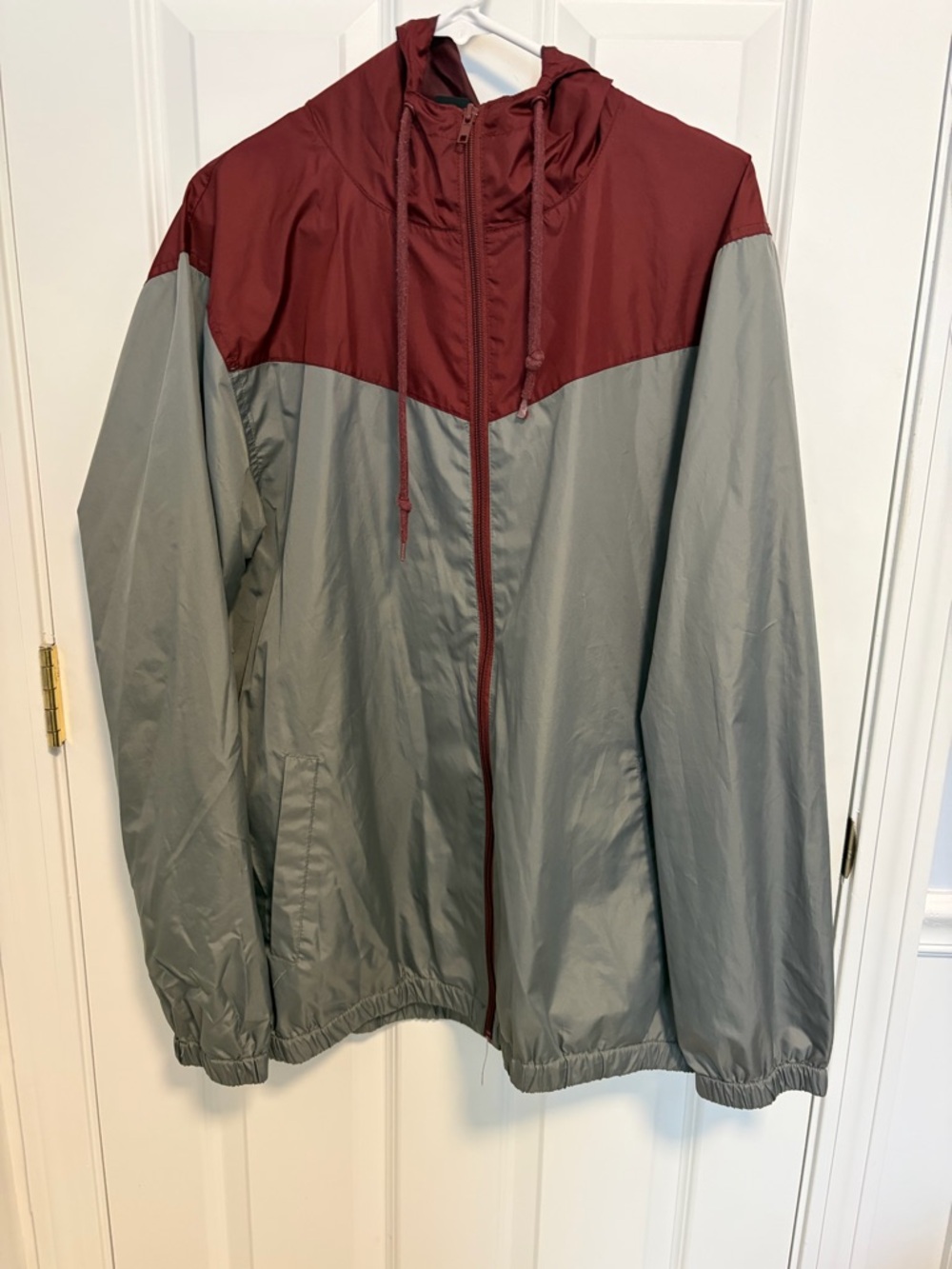 ZINE men’’s XL lightweight hooded jacket. Gray w/ maroon. Full length zipper
